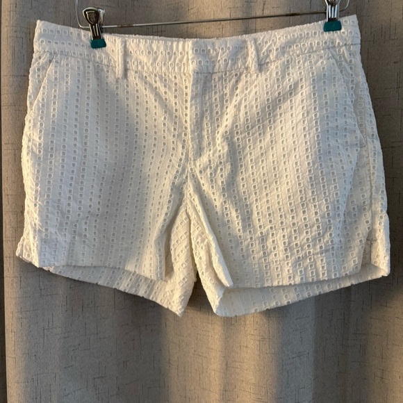 Banana Republic White Eyelet Shorts. Size 4. 100% Cotton. Inside hidden clasp - Picture 1 of 6